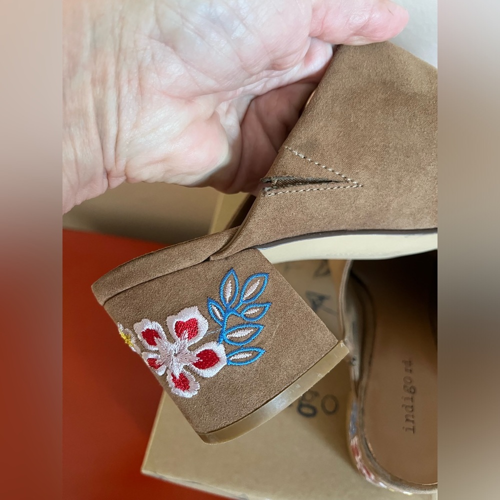 Indigo Rd brown heeled mules with perfect embroidery on heels. So cute & comfy🌸 - Picture 8 of 15